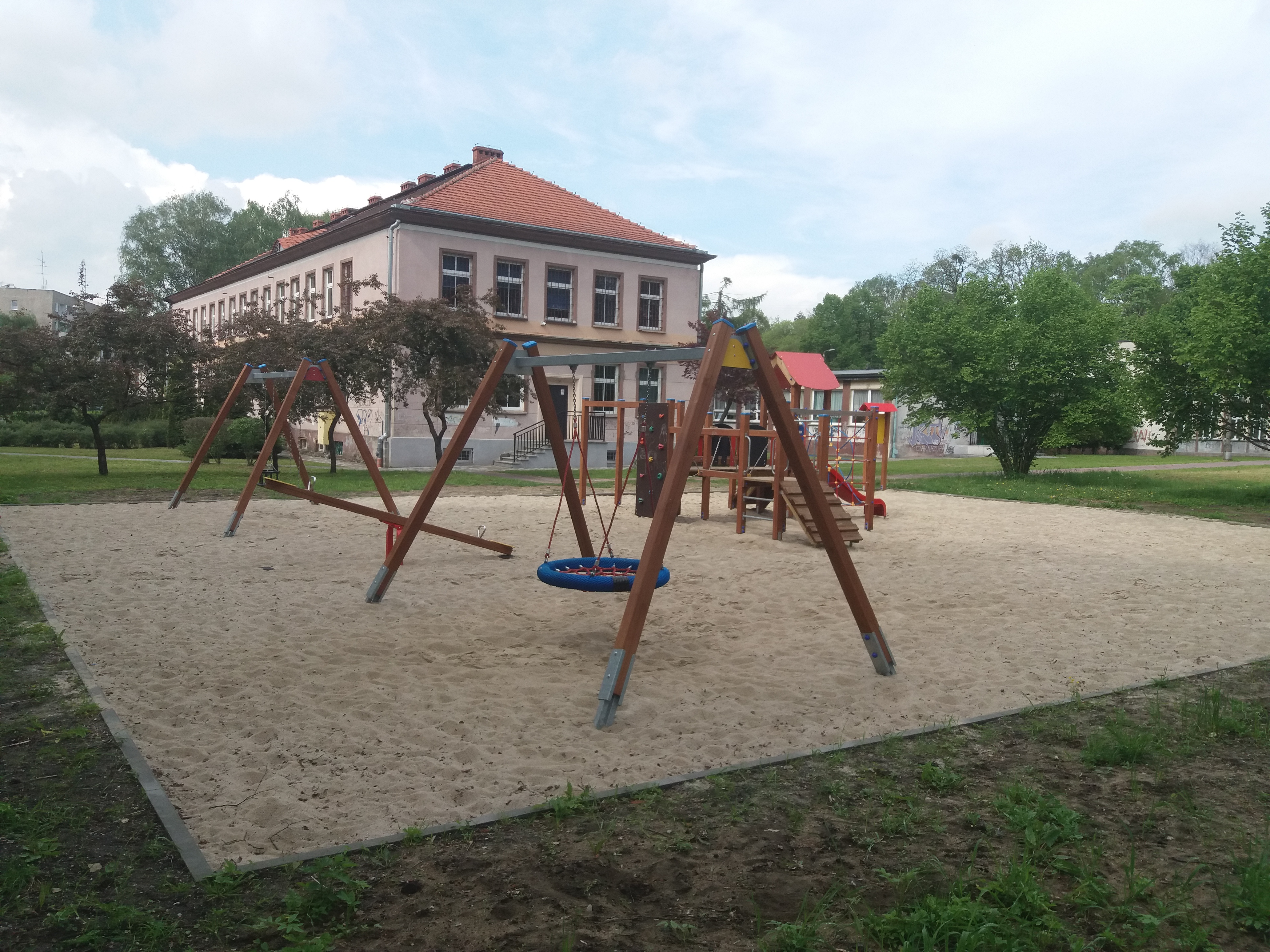 Budowa placu zabaw przy Zespole Szkół Miejskich nr 5 w Kędzierzynie-Koźlu